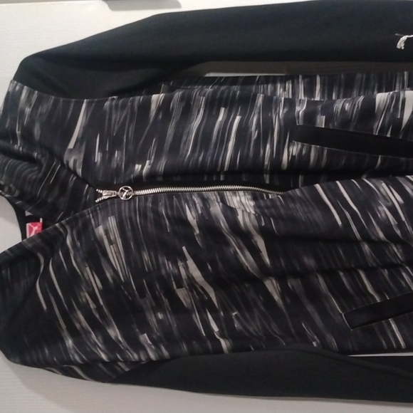 PUMA Hooded Asymmetrical Jacket AOP - Picture 1 of 9